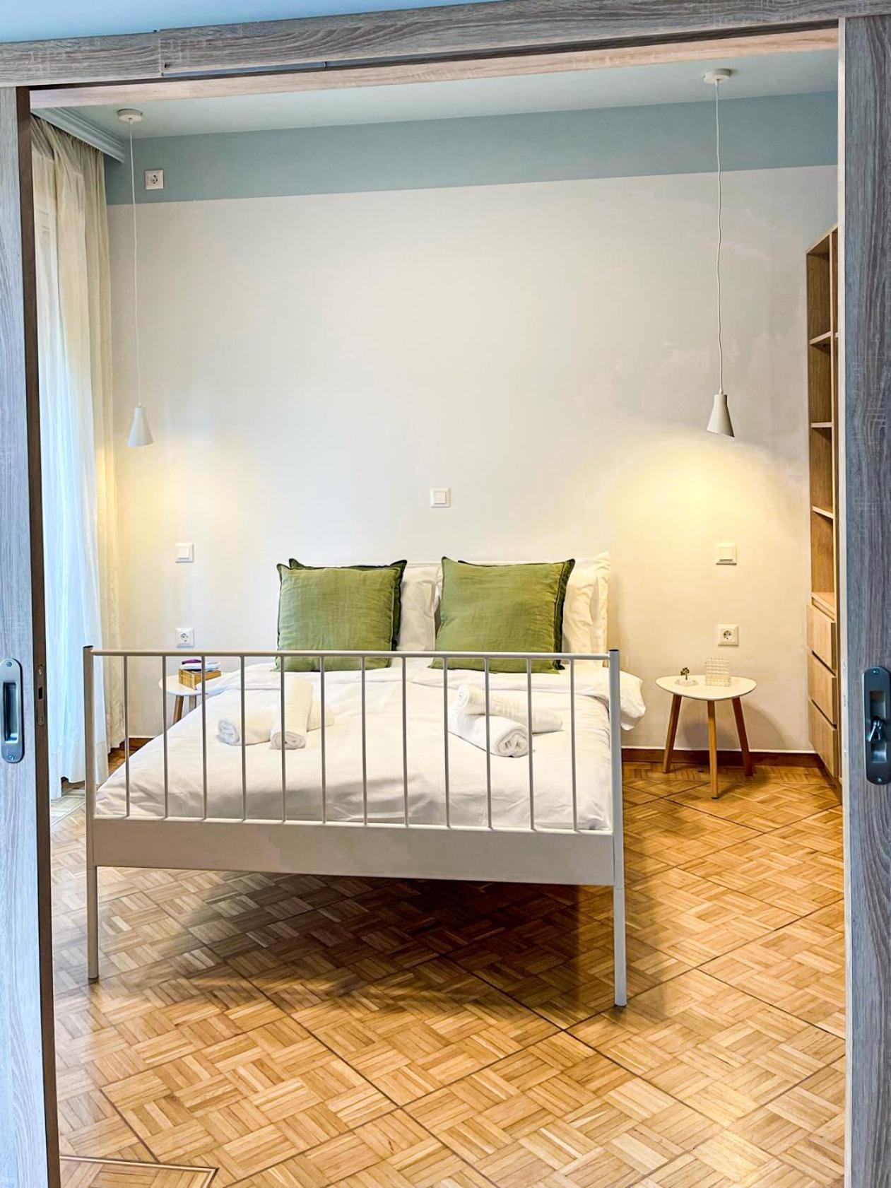 Apartment Near Metro + Port Pire Dış mekan fotoğraf