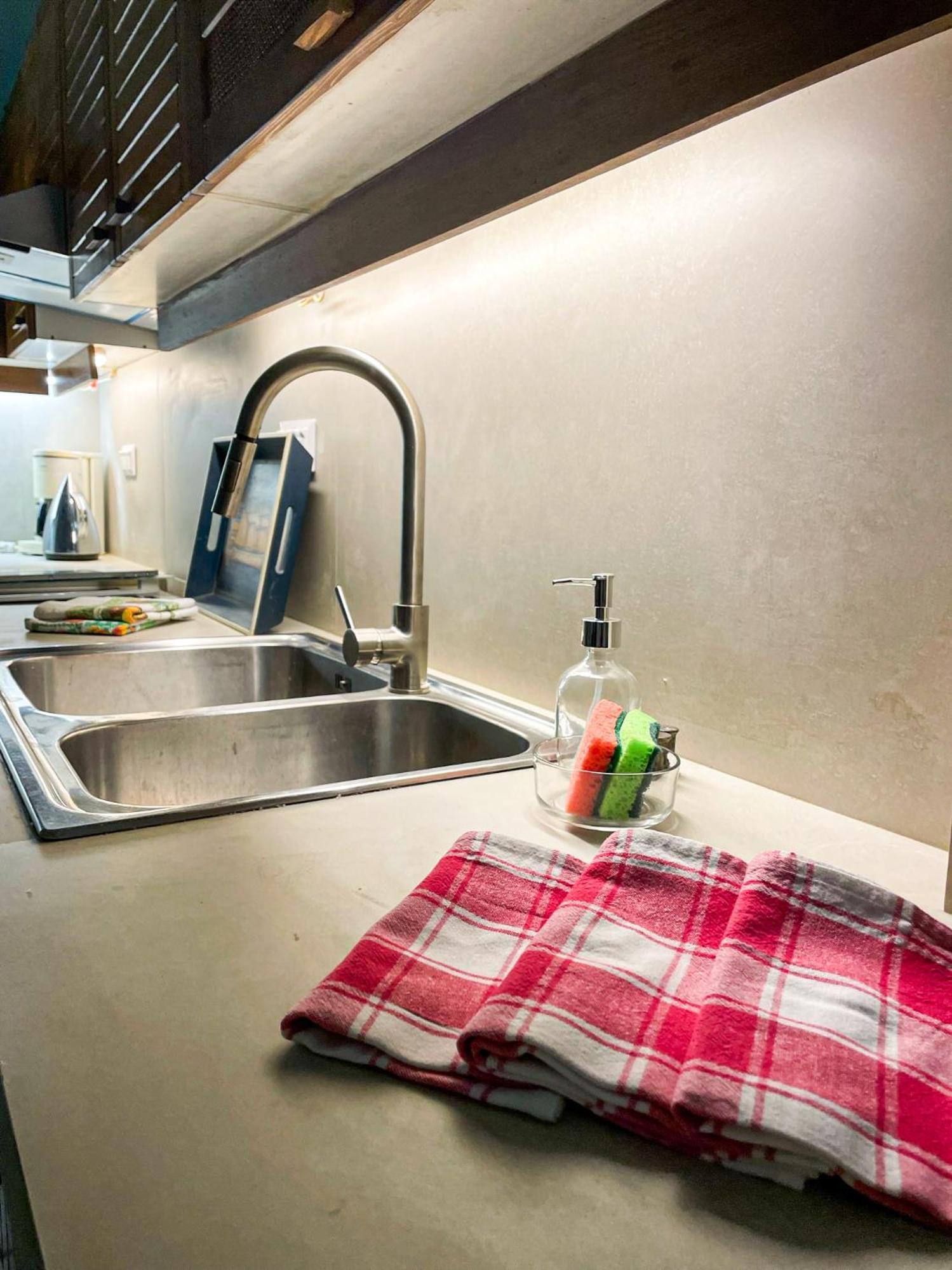 Apartment Near Metro + Port Pire Dış mekan fotoğraf
