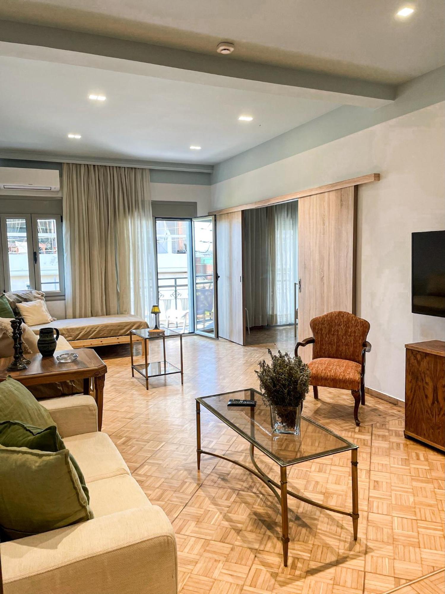 Apartment Near Metro + Port Pire Dış mekan fotoğraf