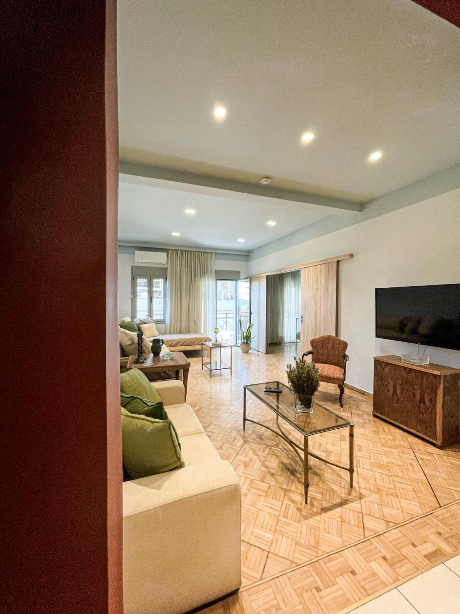 Apartment Near Metro + Port Pire Dış mekan fotoğraf